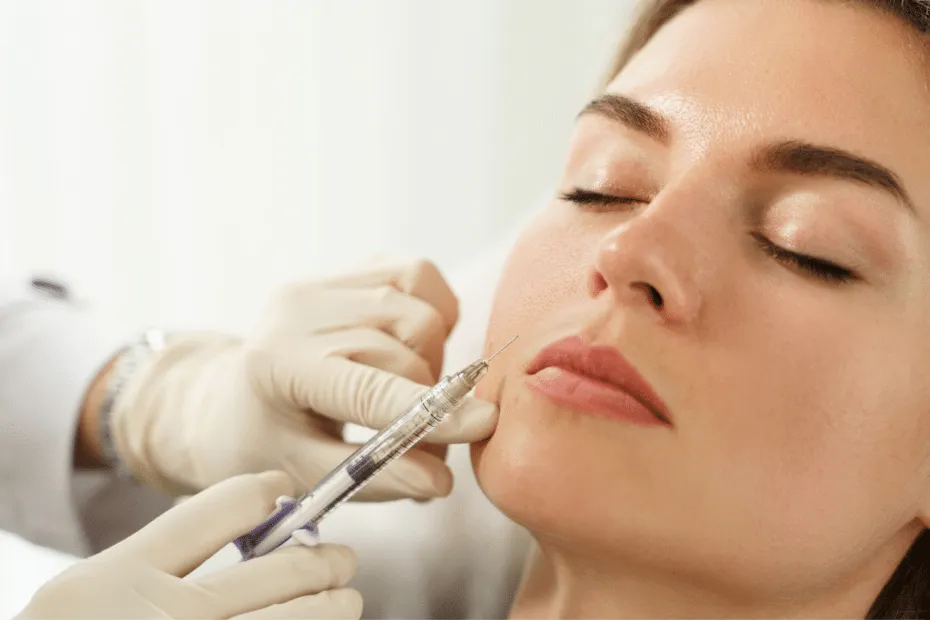 Punture di botox sulle rughe di espressione di una giovane ragazza