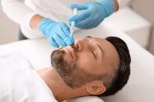 Un ragazzo che esegue un trattamento di medicina estetica viso