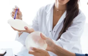 Una chirurga estetica che spiega le protesi Una chirurga estetica che spiega le protesi