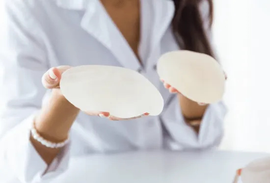 Due protesi che vengono mostrate da una dottoressa